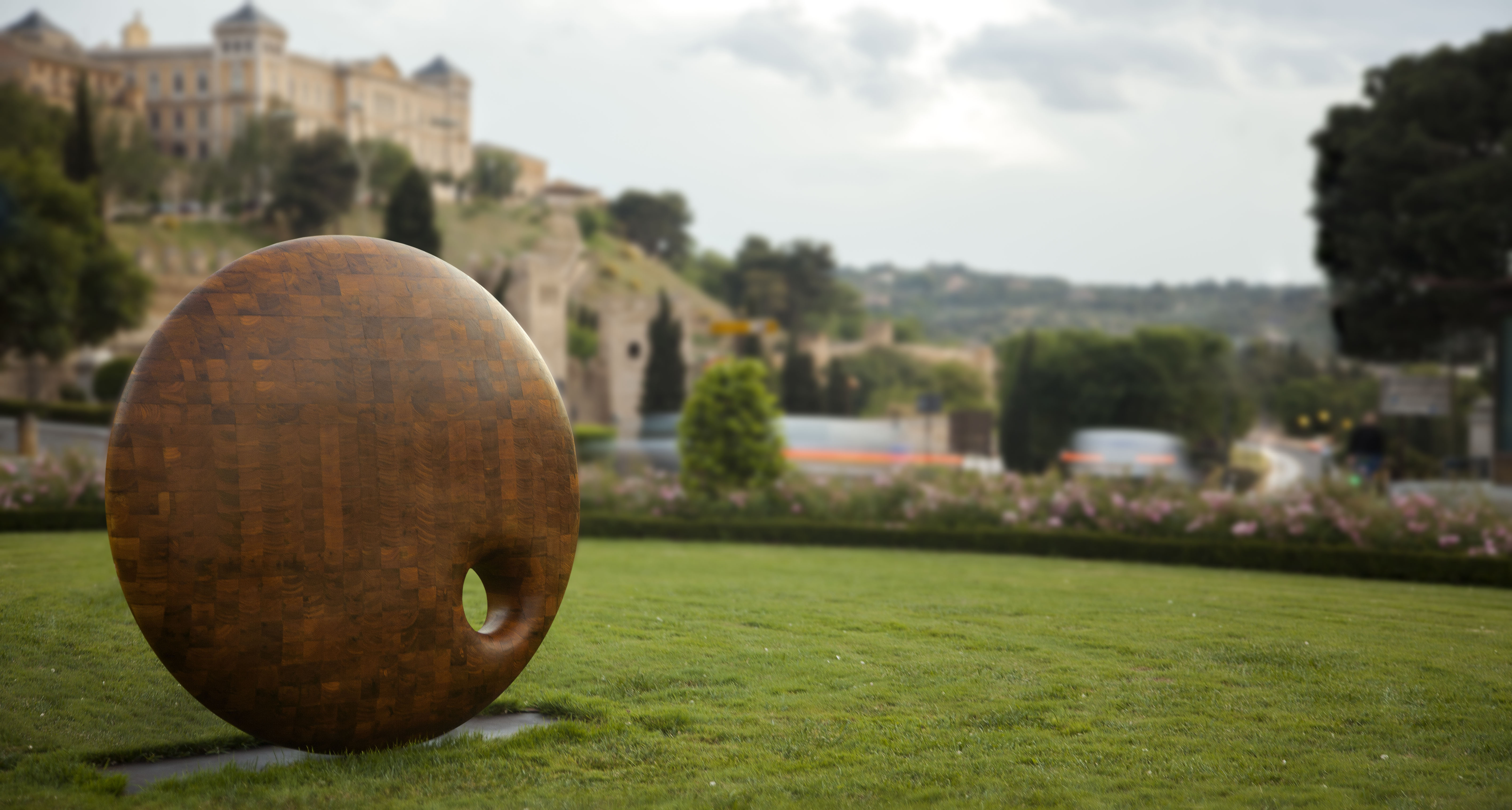 Sculpture by Jorge Palacios exhibited in the streets of Toledo city